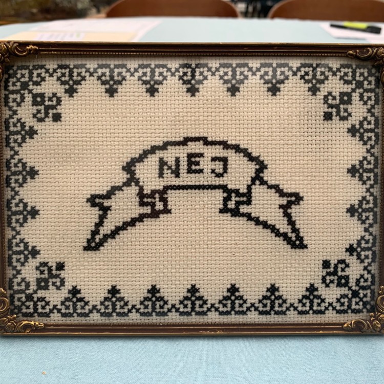 Broderikit: Tattoobannere med FUCK, PYT og NEJ