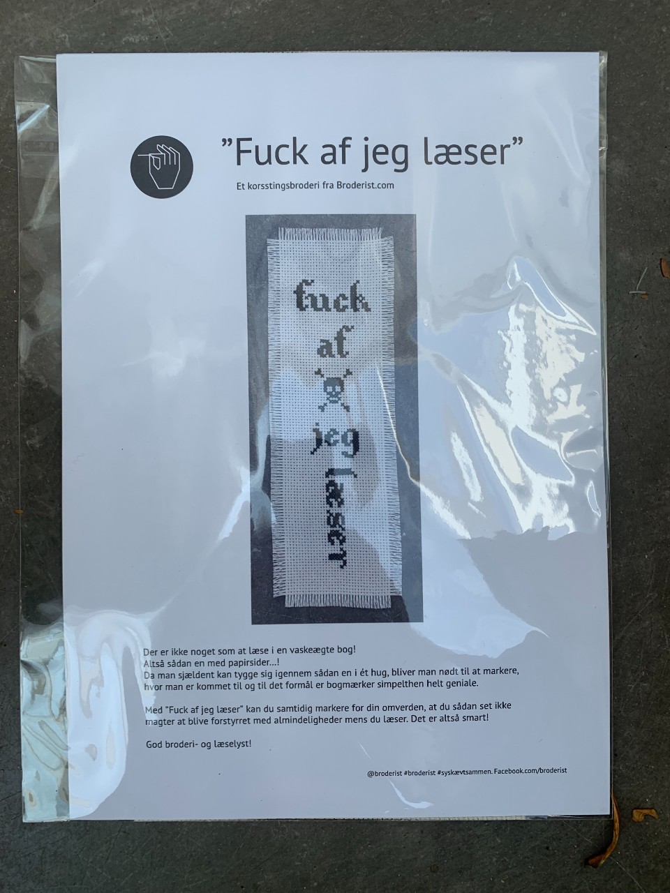 Broderistens bogmærke "Fuck af jeg læser"