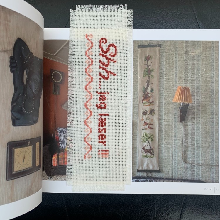 Broderistens bogmærke "Shh... jeg læser"