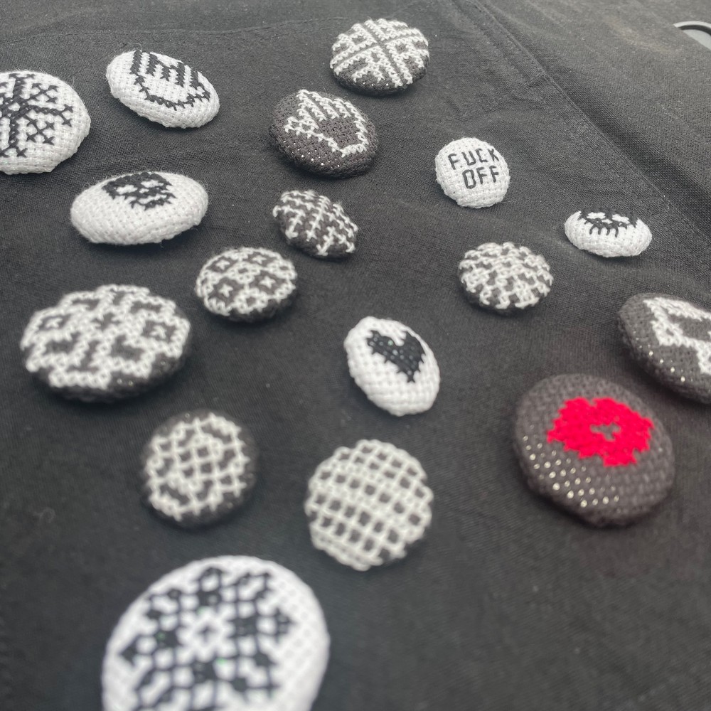 Broderistens broderede knapper