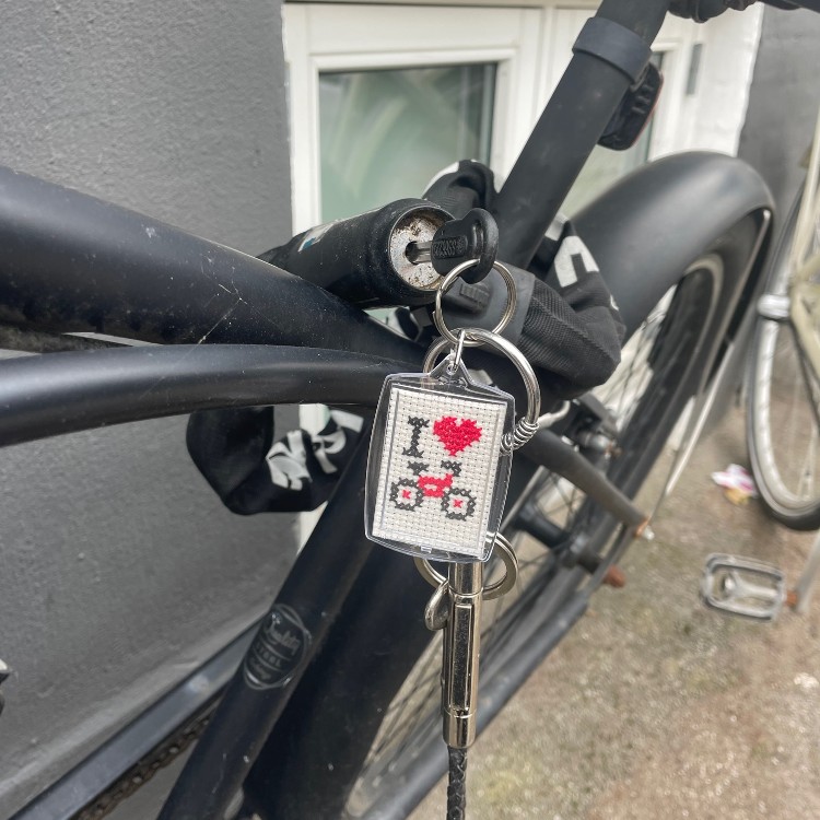 Broderistens aflange nøglering