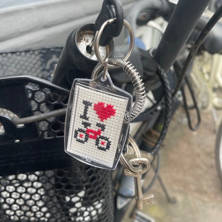 Broderistens aflange nøglering