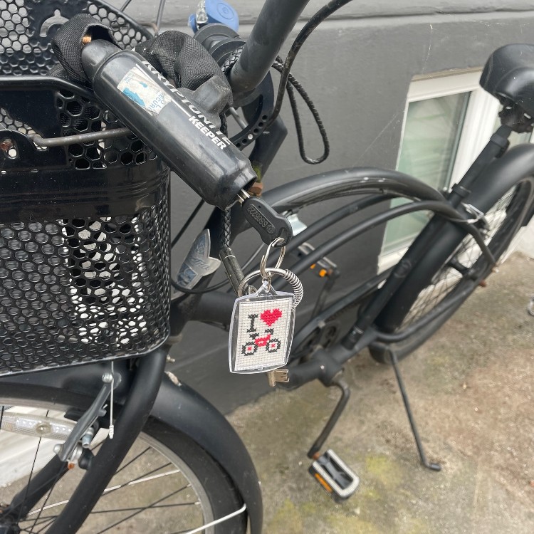 Broderistens aflange nøglering