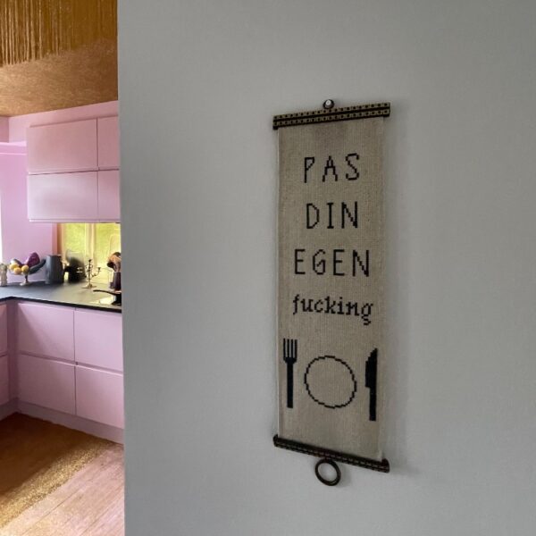 Broderistens klokkestreng - "Pas din egen fucking tallerken"