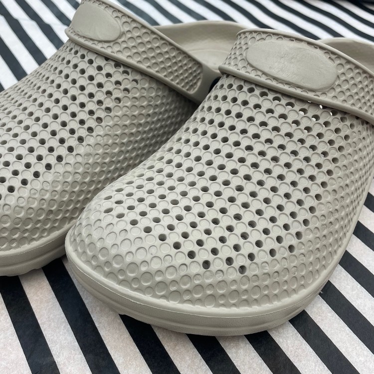 Broderist_sko_beige_closeup Broderistens broderede sko