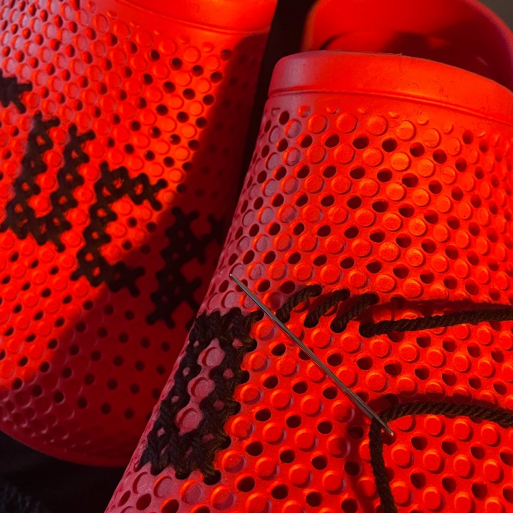 Broderist_sko_closeup_red Broderistens broderede sko