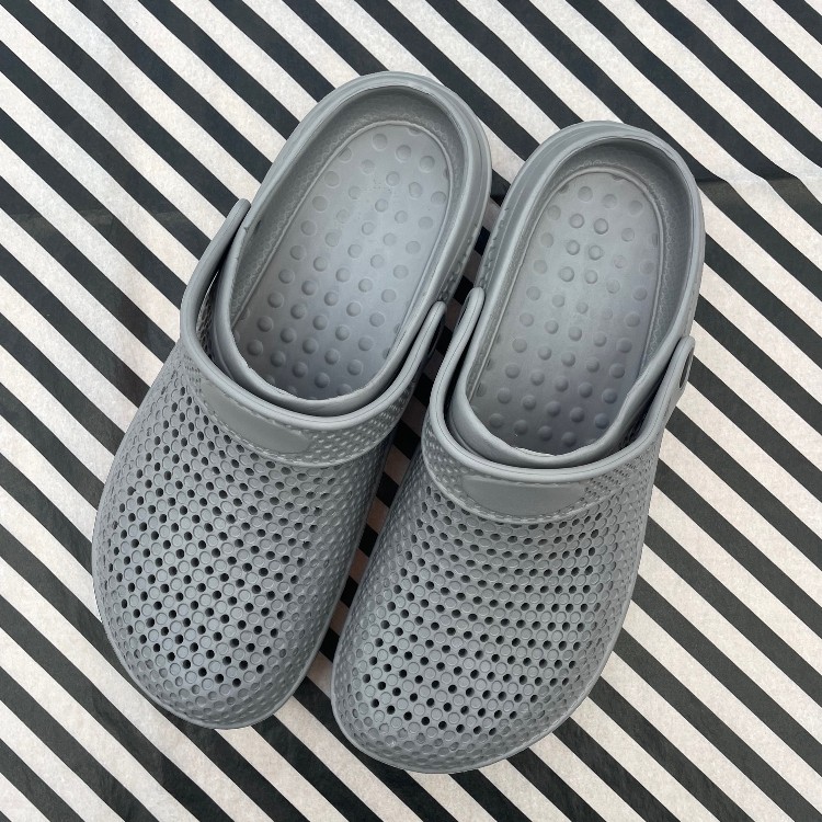 Broderist_sko_grå Broderistens broderede sko