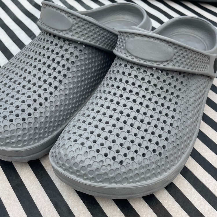 Broderist_sko_grå_closeup Broderistens broderede sko