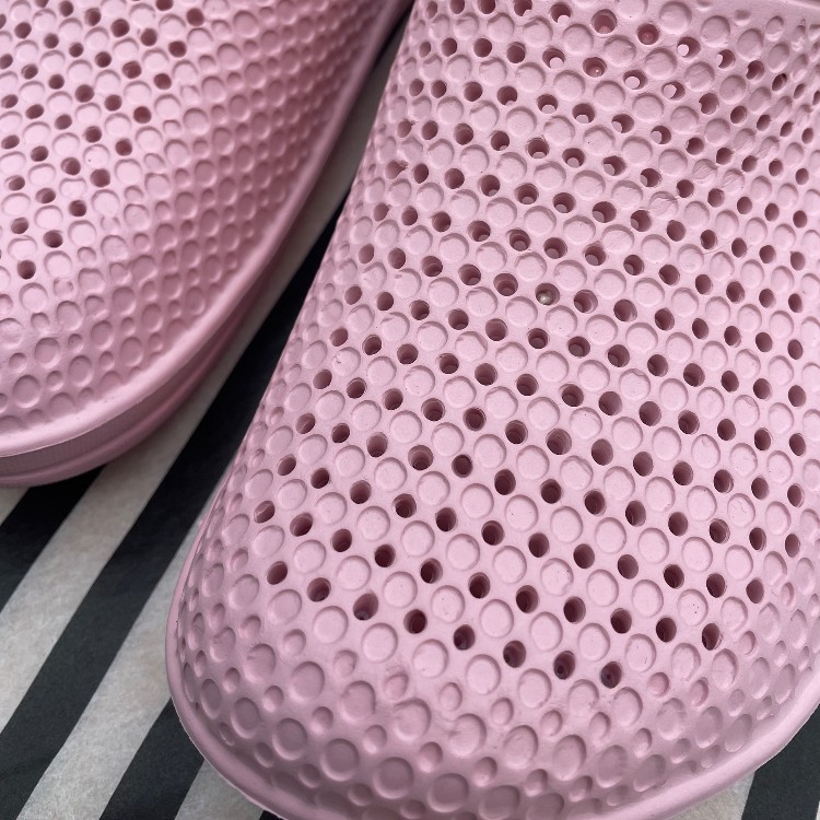 Broderist_sko_lyserød_closeup Broderistens broderede sko