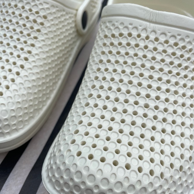 Broderist_sko_offwhite_closeup Broderistens broderede sko