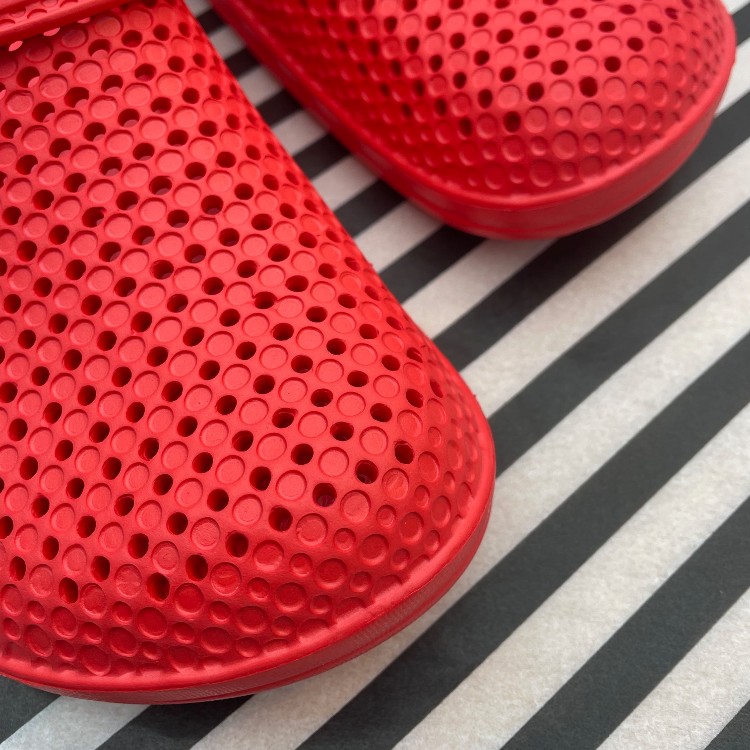 Broderist_sko_rød_closeup Broderistens broderede sko