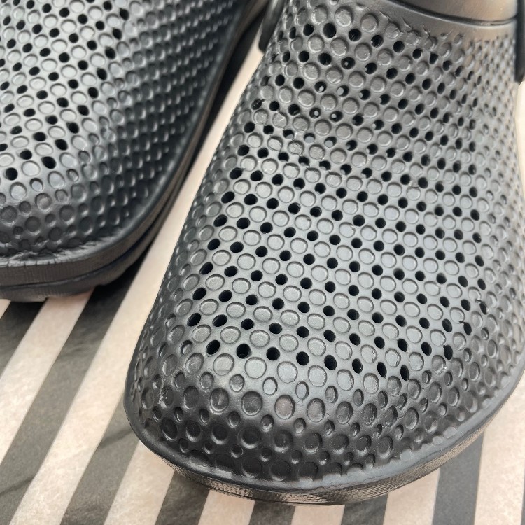 Broderist_sko_sort_closeup Broderistens broderede sko