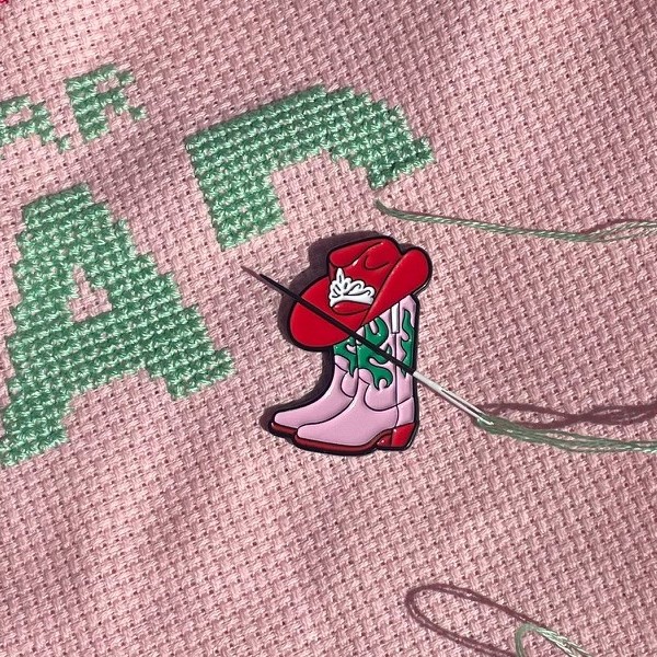 Broderistens_Nålemagnet_Yeehaw Yeehaw - nålemagnet