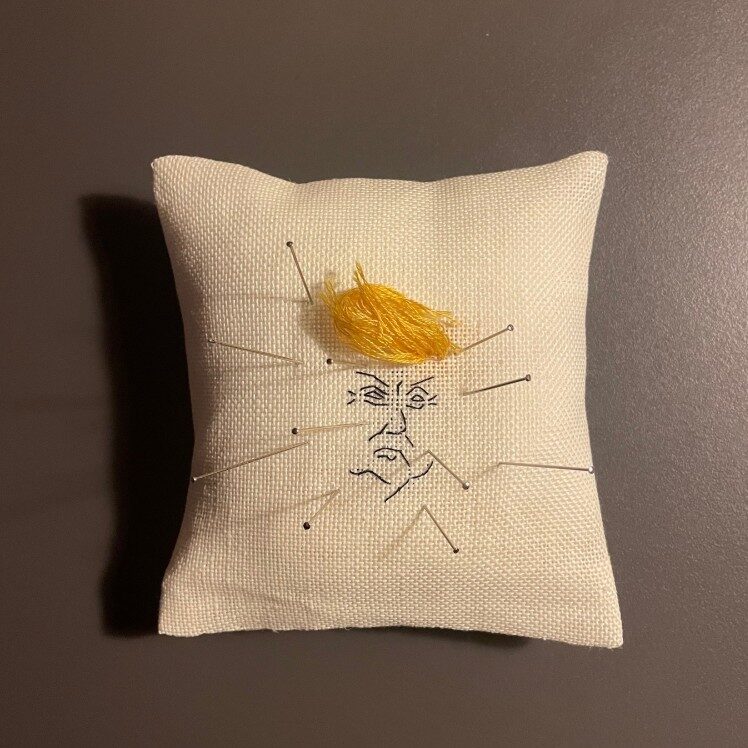 cropped-Broderist_woodoo_pincushion-1.jpg Broderistens voodoo nålepude