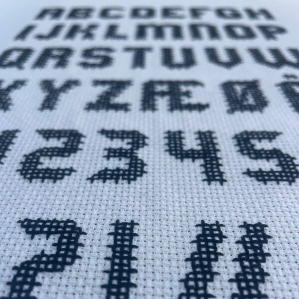 Broderist_alfabet_sortseer_detalje1 Mønstre til download - alfabeter