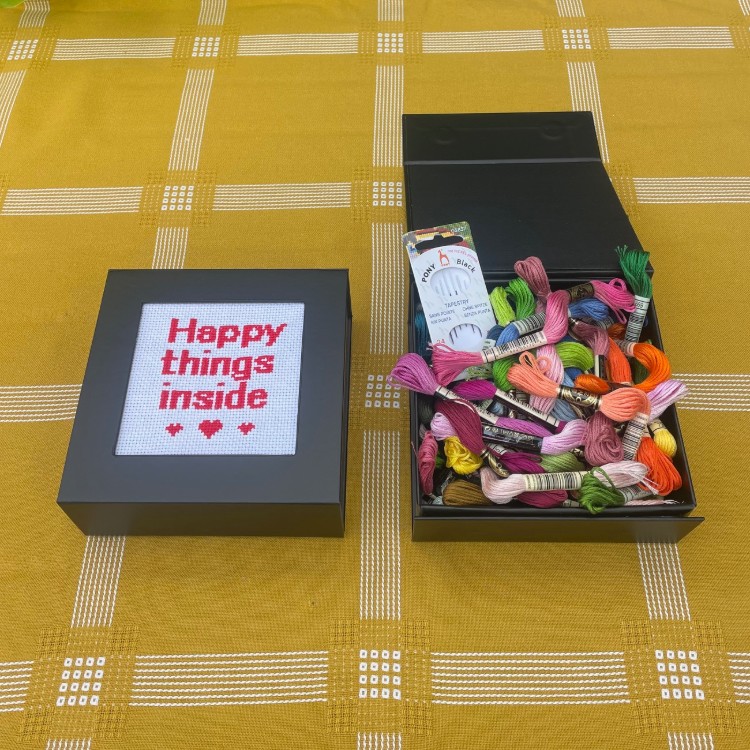Broderistens "Happy" box