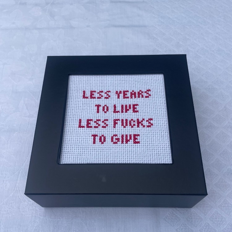 Broderist_Box_Less_Fucks2 Mønstre til download - BOXE