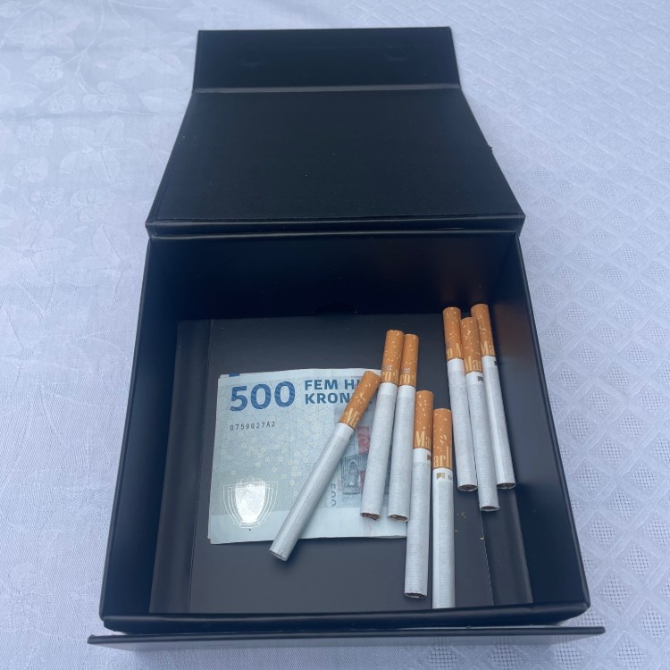 Broderistens "Less fucks" box