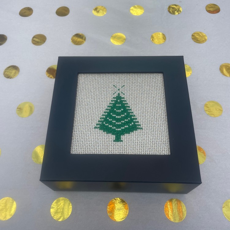 Broderist_juletræsbox_closeup_front_web Mønstre til download - BOXE