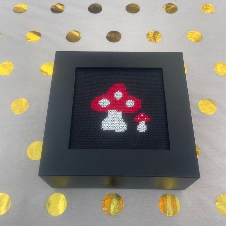 Broderist_svampebox__closeup_front_web Mønstre til download - BOXE