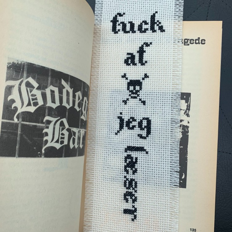Broderistens bogmærke "Fuck af jeg læser"
