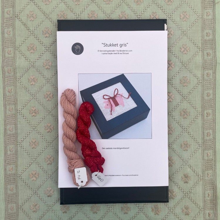 Broderist_KreaDeluxe_stukket_gris_box_kit Krea Deluxe "Stukket gris" box (uld/hør)