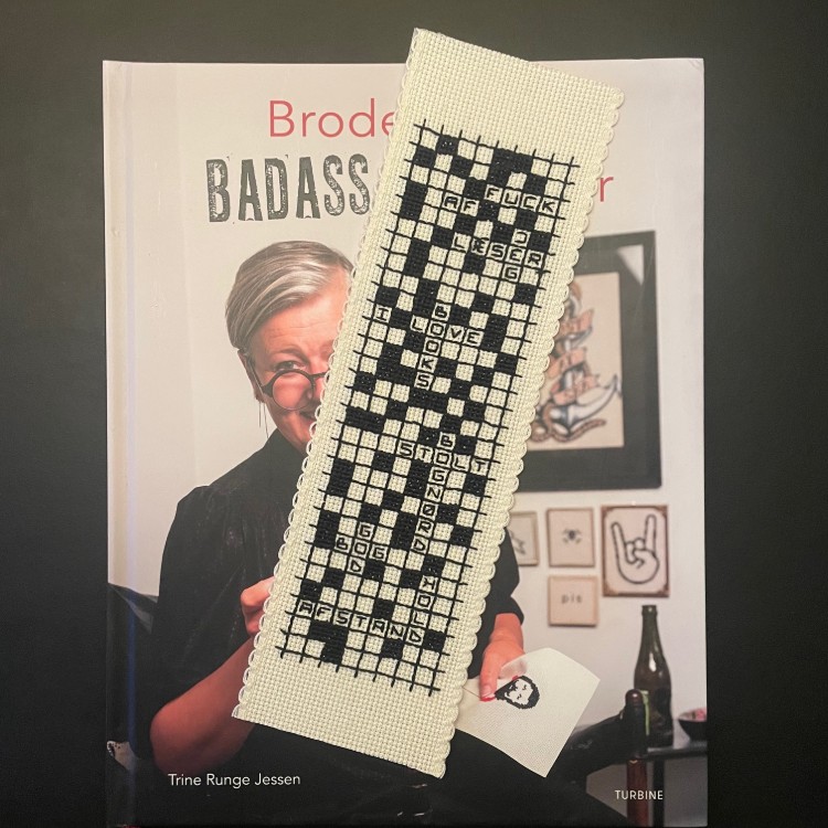 Broderistens bogmærke "Krydsogtværs"