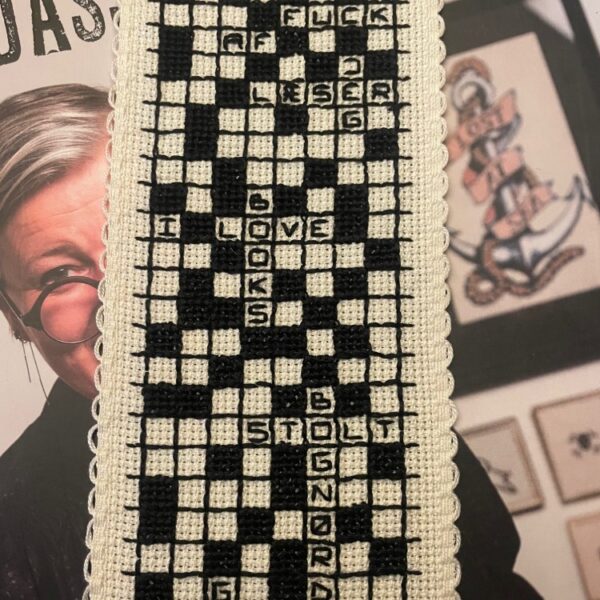 Broderistens bogmærke "Krydsogtværs"