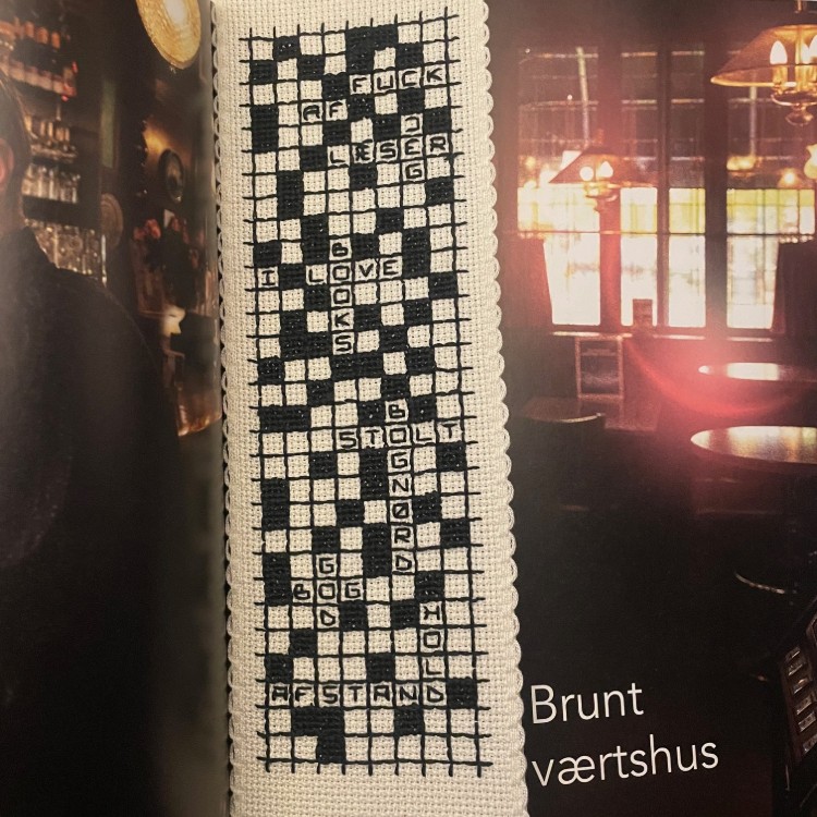 Broderistens bogmærke "Krydsogtværs"
