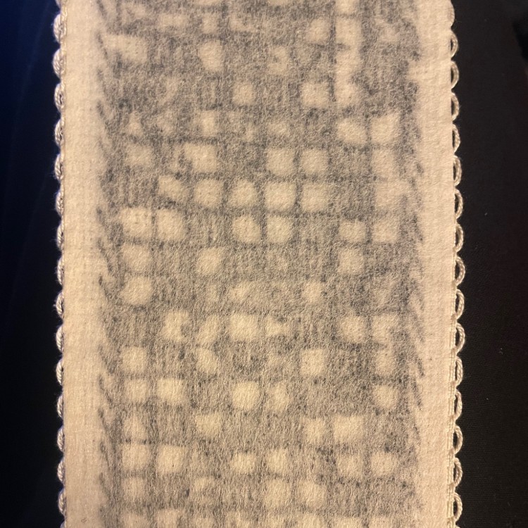 Broderistens bogmærke "Krydsogtværs"