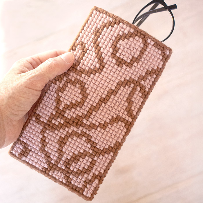 Broderistens brilleetui "Prikkedulle"