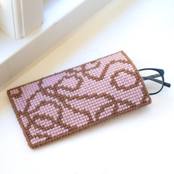 Broderistens brilleetui "Prikkedulle"