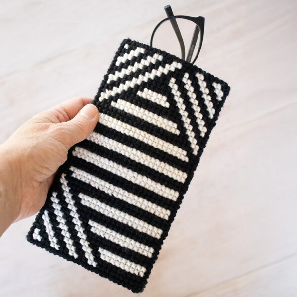 Zig-Zag-brilleetui-Krea-Deluxe-WEB-1 Broderistens barokke bandeordsbroderi "C*NT"