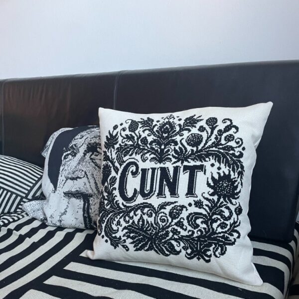 Broderistens barokke bandeordsbroderi "C*NT"