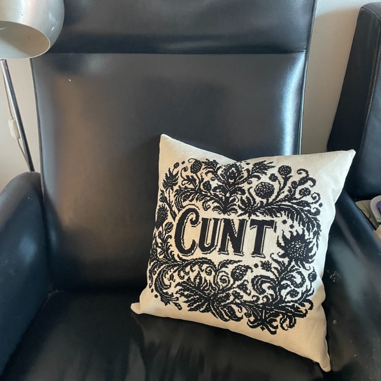 Broderistens barokke bandeordsbroderi "C*NT"