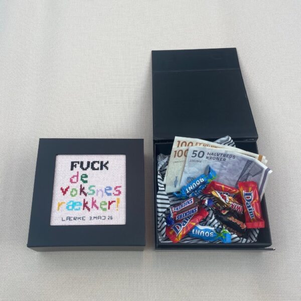 Broderistens "FUCK de voksnes rækker" box