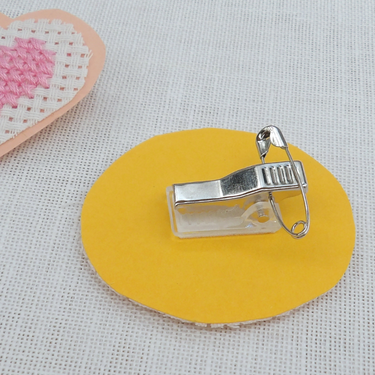 Broderistens krokodilleclips med sikkerhedsnål
